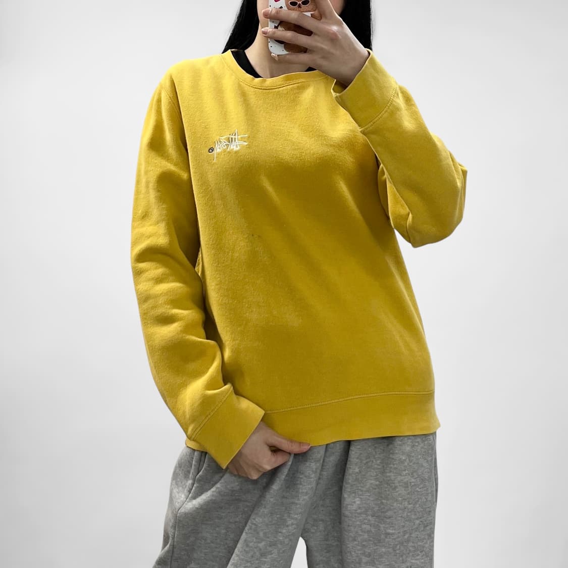 스투시 베이직 자수 로고 맨투맨 머스터드 상품이미지1