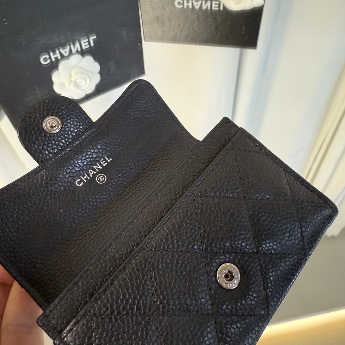 샤넬 클래식 카드 홀더 그레인드 카프스킨 & 실버 메탈 블랙 상품이미지7
