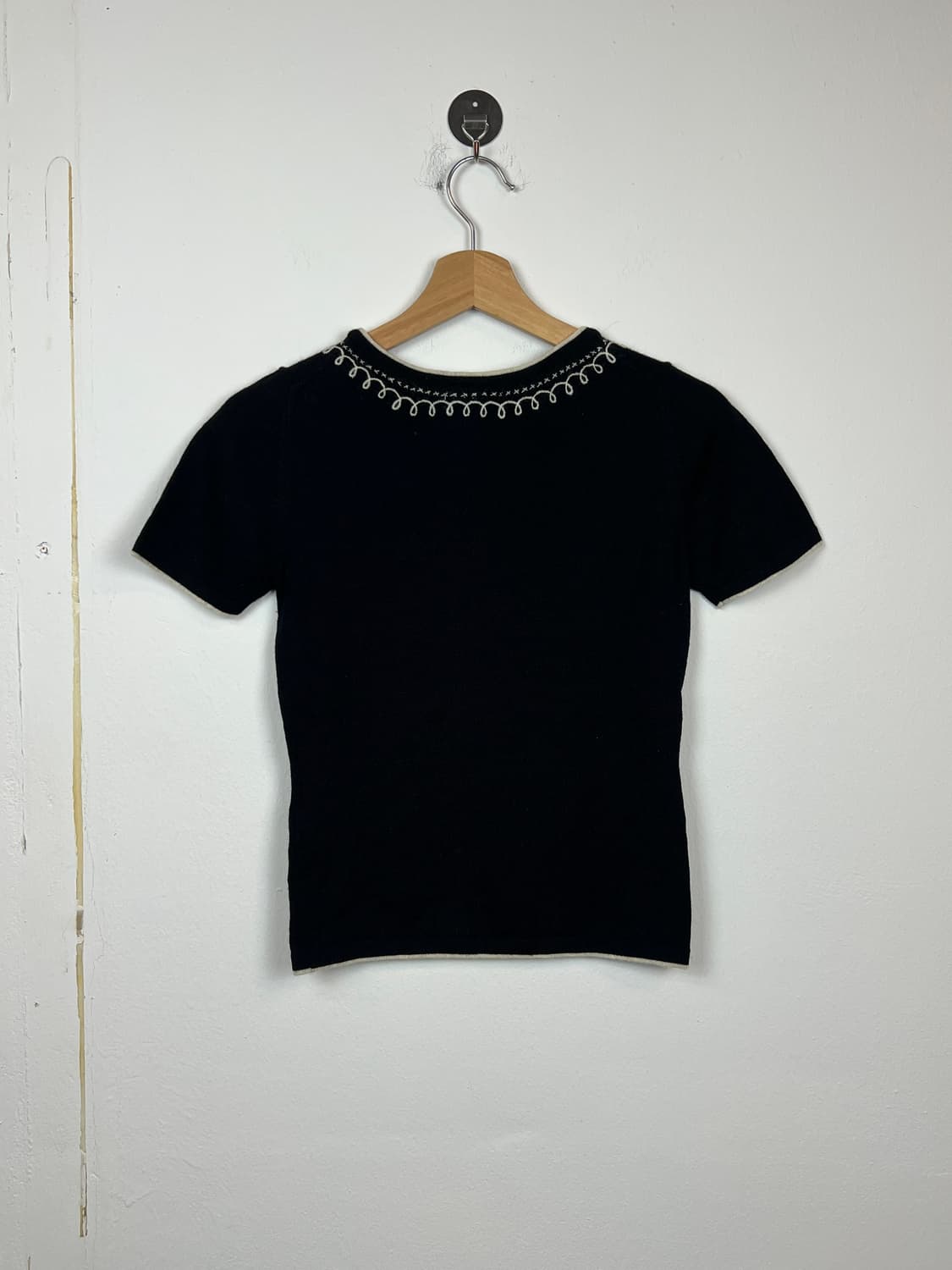 T175 JPN A.V.V 블랙 자수 반팔 니트 SIZE 38 상품이미지2