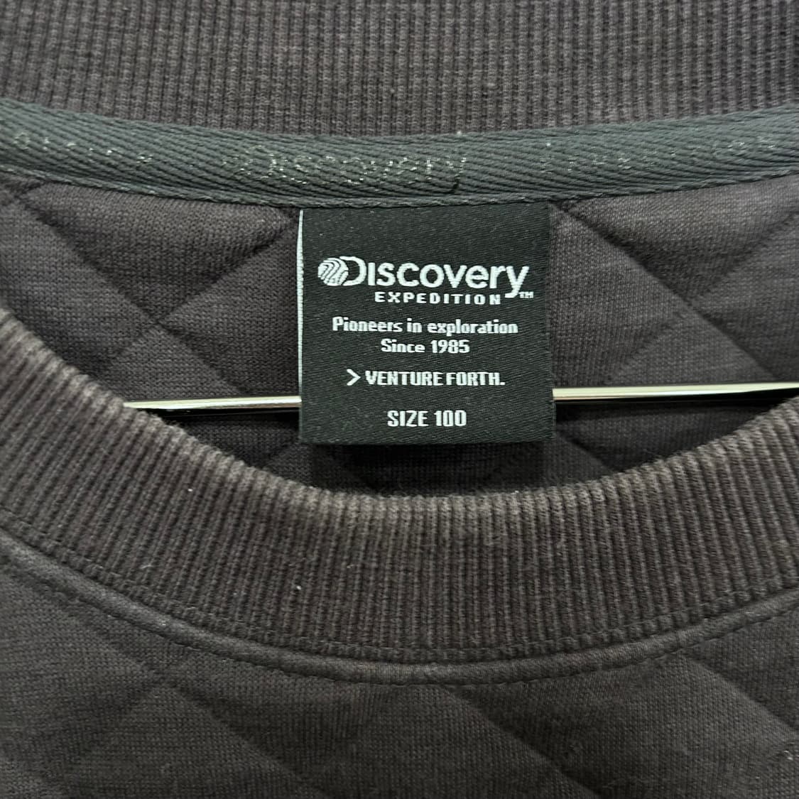 디스커버리 퀼티드 코튼 라운드 맨투맨 상품이미지3