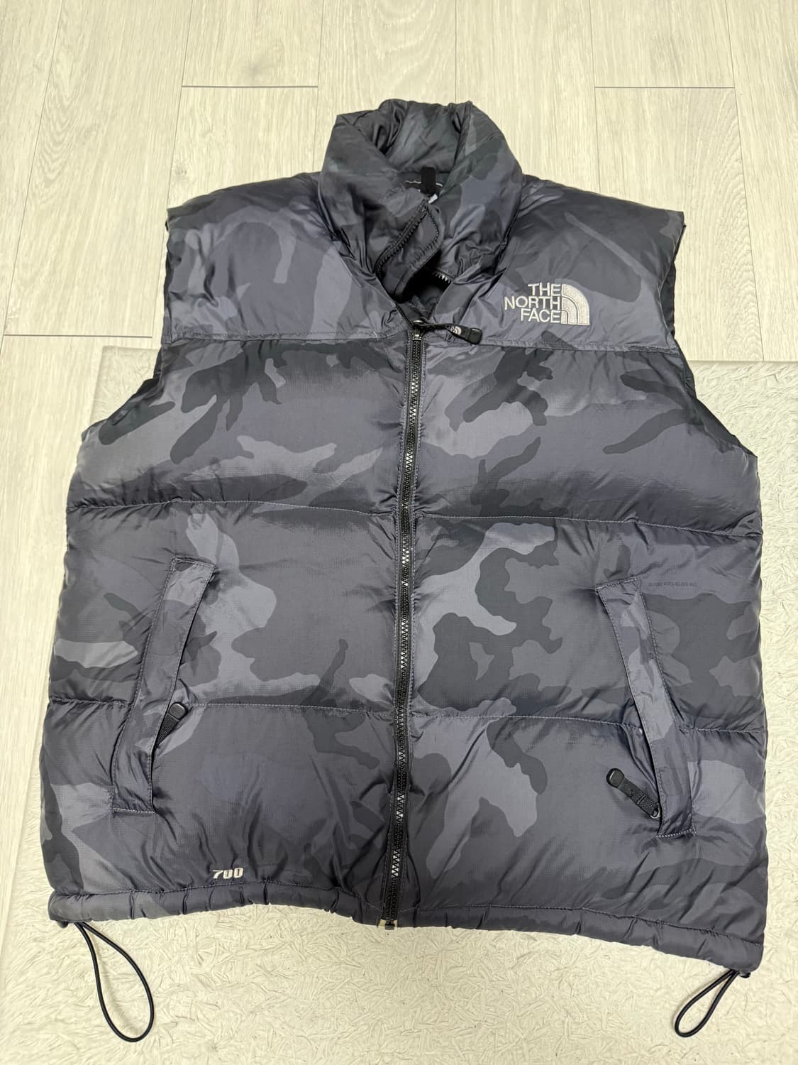 (L)노스페이스 중앙로고 센터로고 패딩 조끼 블랙카모 상품이미지2