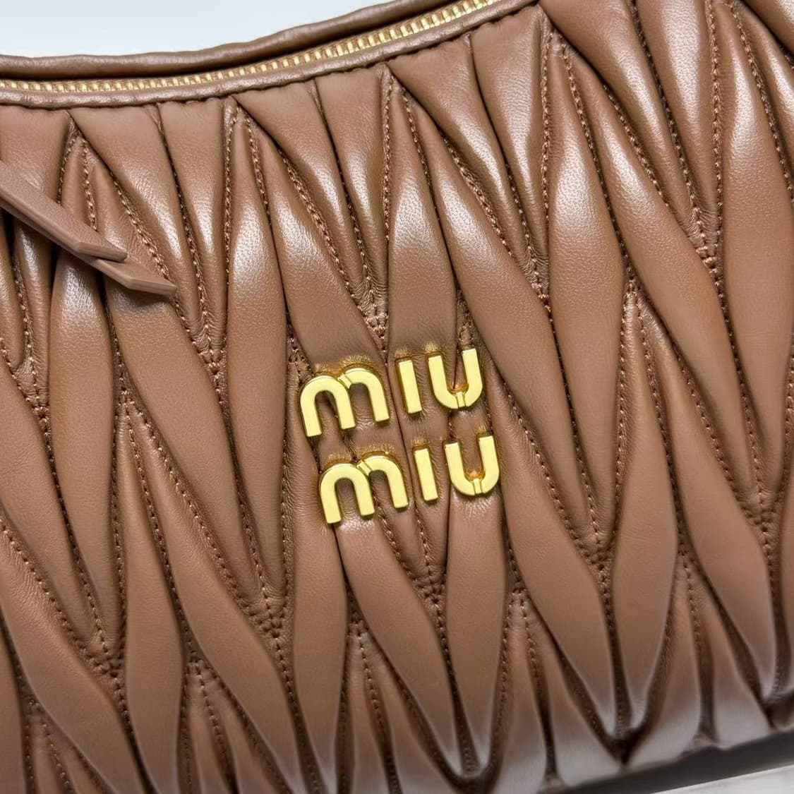 미우 미우 완더 마테라쎄 나파 레더 호보백 숄더백 카라멜 상품이미지6