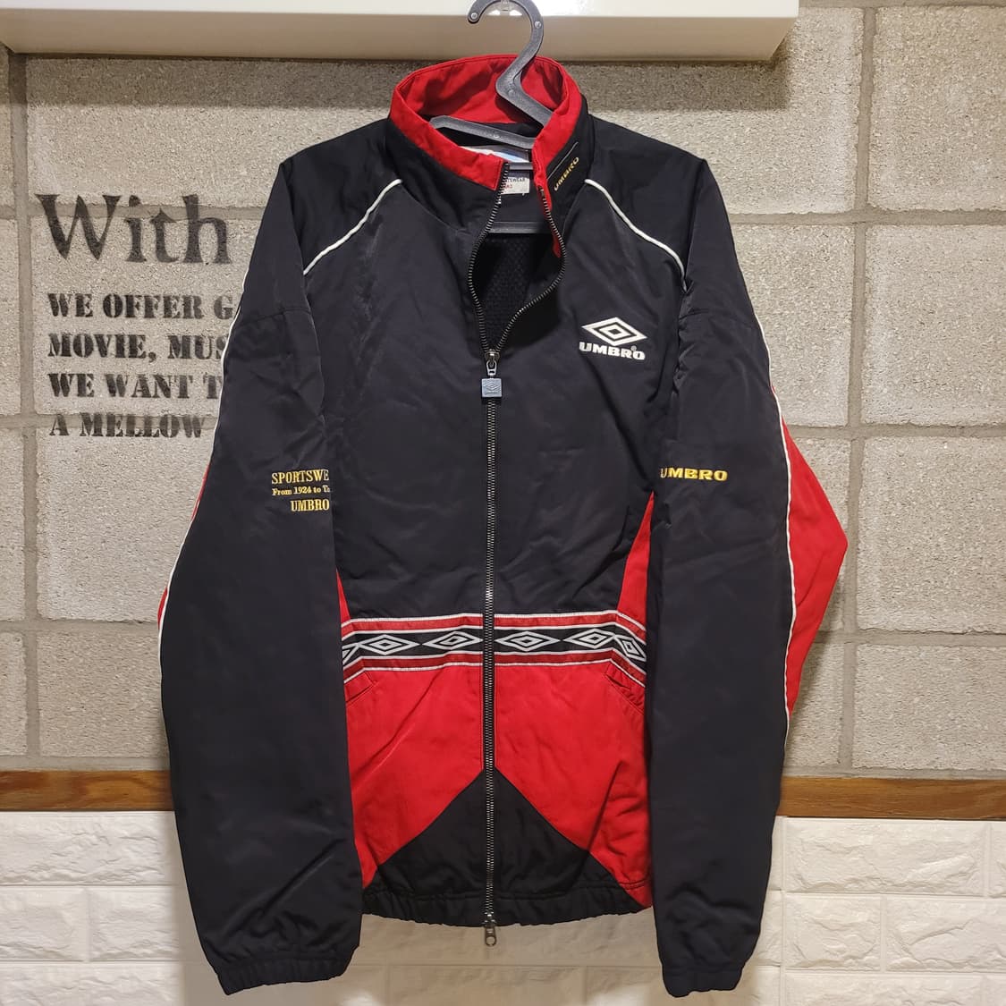 엄브로 헤리티지 바람막이 100 상품이미지1