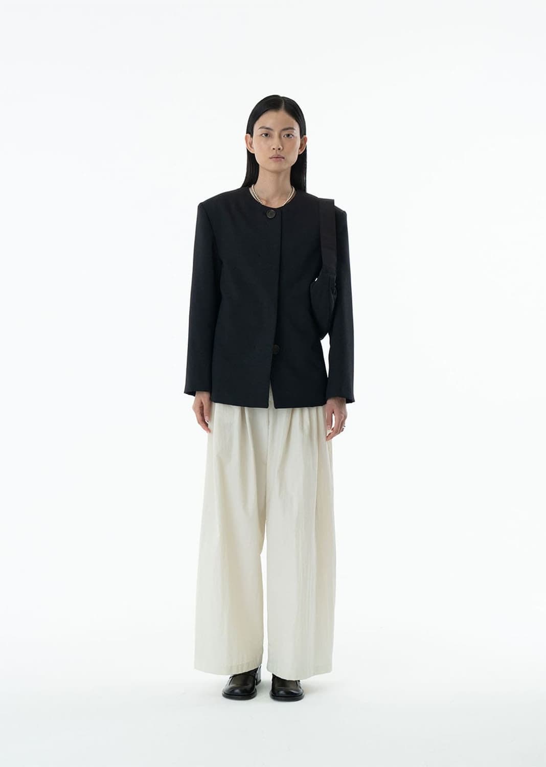 아모멘토 쓰리턱 밴딩 팬츠 아이보리 상품이미지1