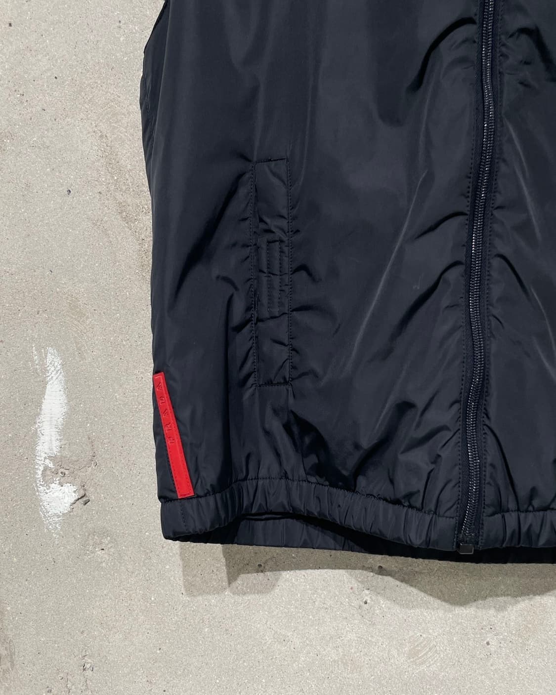 프라다 블랙 레드탭 나일론 후디 베스트 상품이미지4