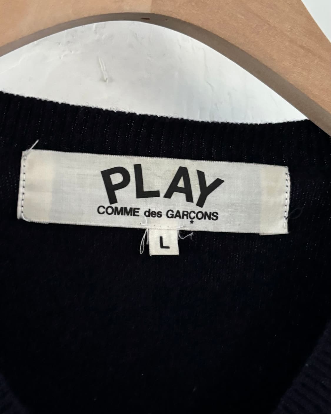 COMMEdesGARCONS 꼼데가르송 레드와펜 네이비컬러 브이넥 울 니 상품이미지4