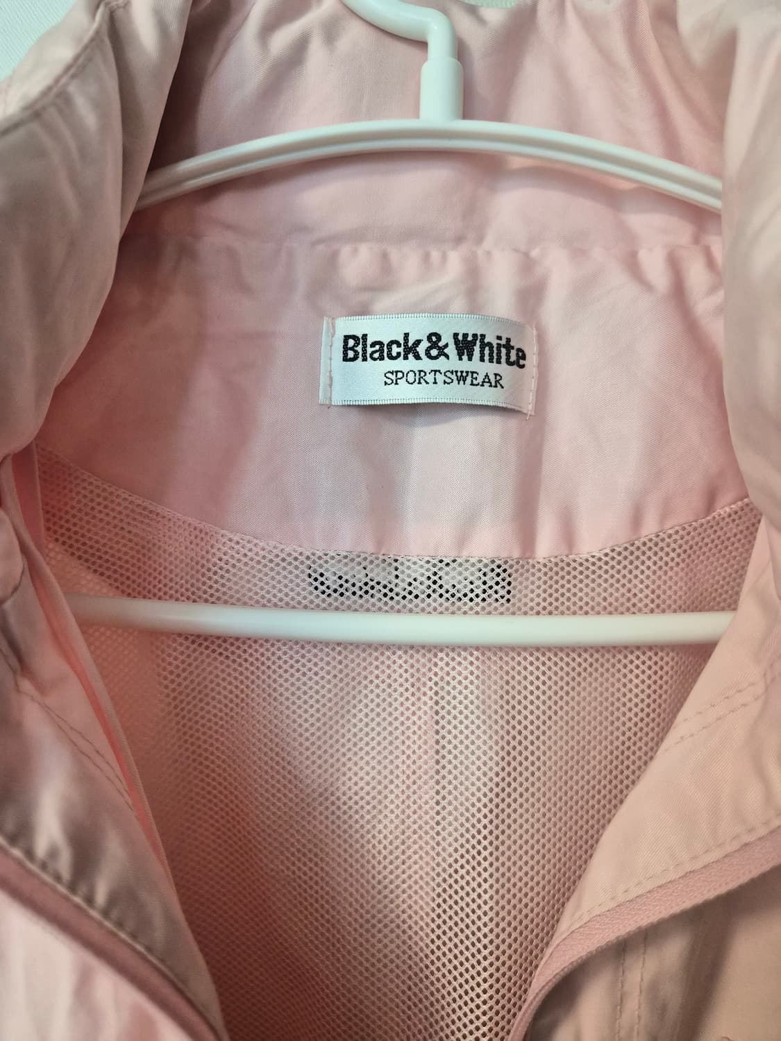Black&White 화사한 베이비 핑크 로고 자수 바람막이 상품이미지2