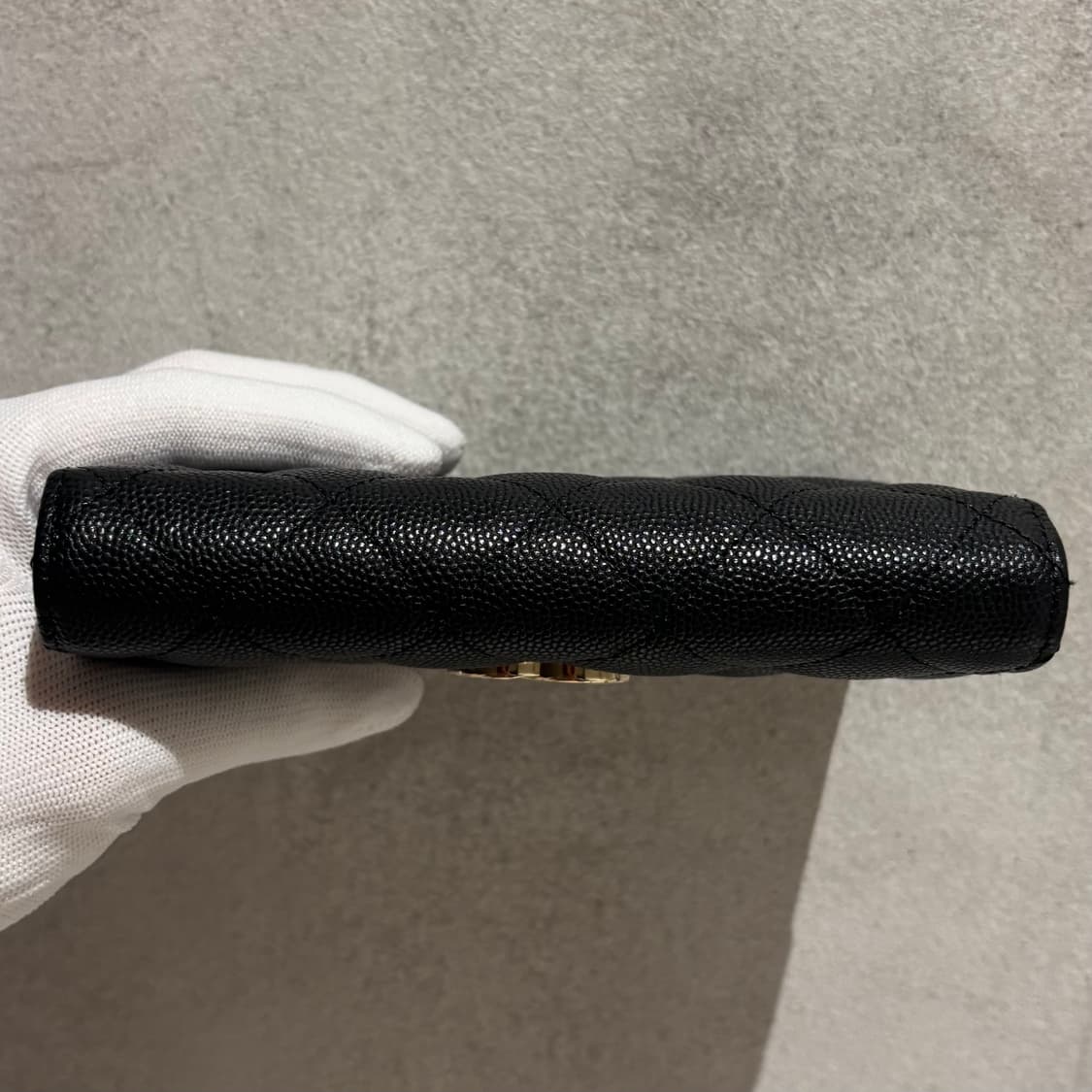 A+ OS사이즈 샤넬 CC로고 캐비어 플랩 반지갑 블랙 (내장칩) 상품이미지4