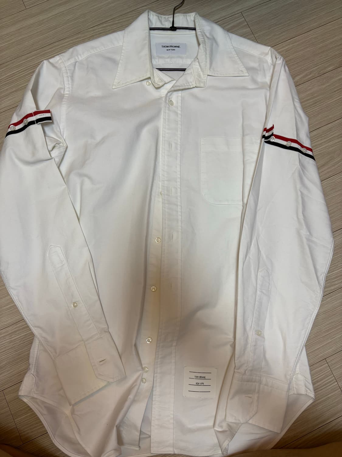 톰브라운 팔 로고 셔츠 화이트  상품이미지1