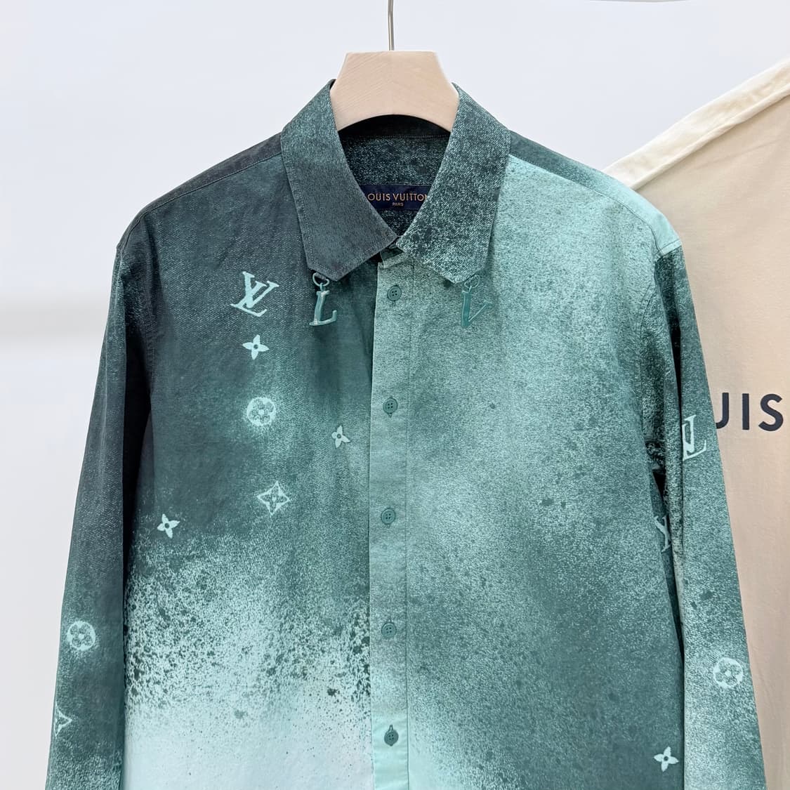 [S급/M] 루이비통 그라데이션 스프레이 모노그램 셔츠 상품이미지2
