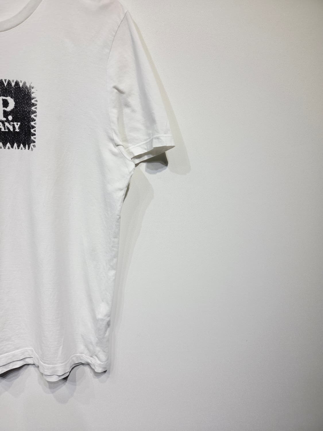 씨피컴퍼니(C.P. COMPANY) 스티치 로고 화이트 반팔 티셔츠 상품이미지5