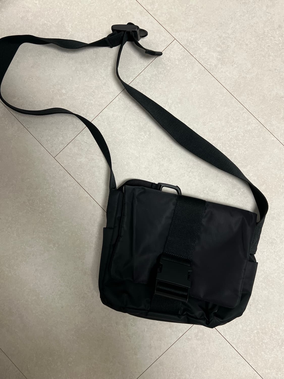 코스 미니 사첼백 블랙 상품이미지1