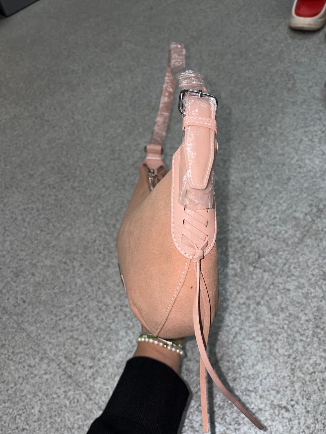 (새상품) 마땡킴 하프문 스웨이드 레더백 상품이미지4