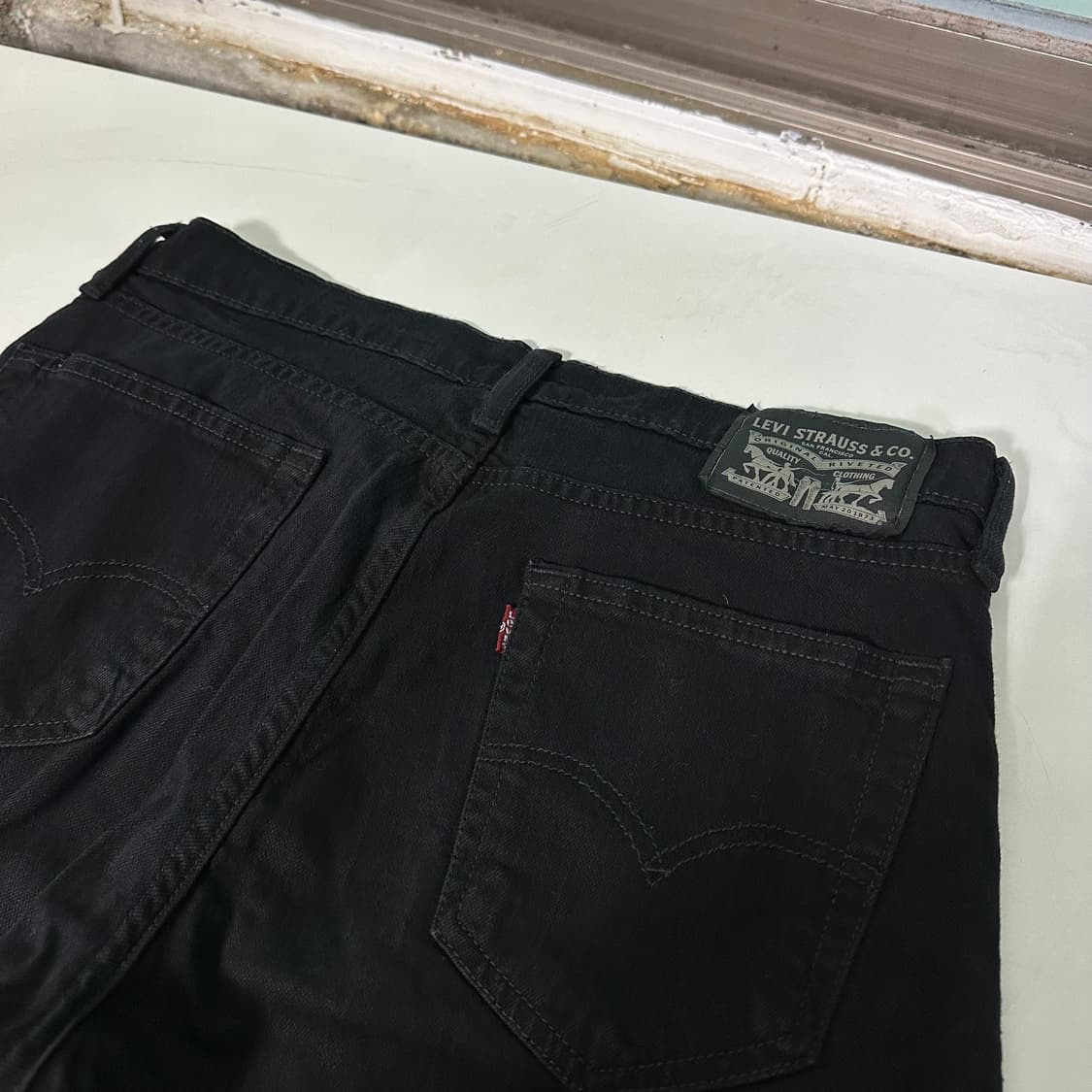 M 리바이스 슬림레귤러핏 블랙워시드 데님팬츠 상품이미지1