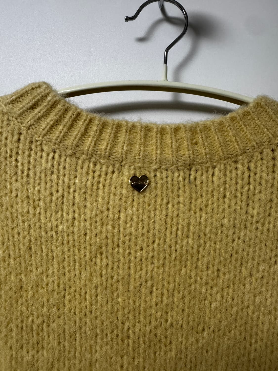 론론 HEART SLEEVE PULLOVER YELLOW KNIT 상품이미지8