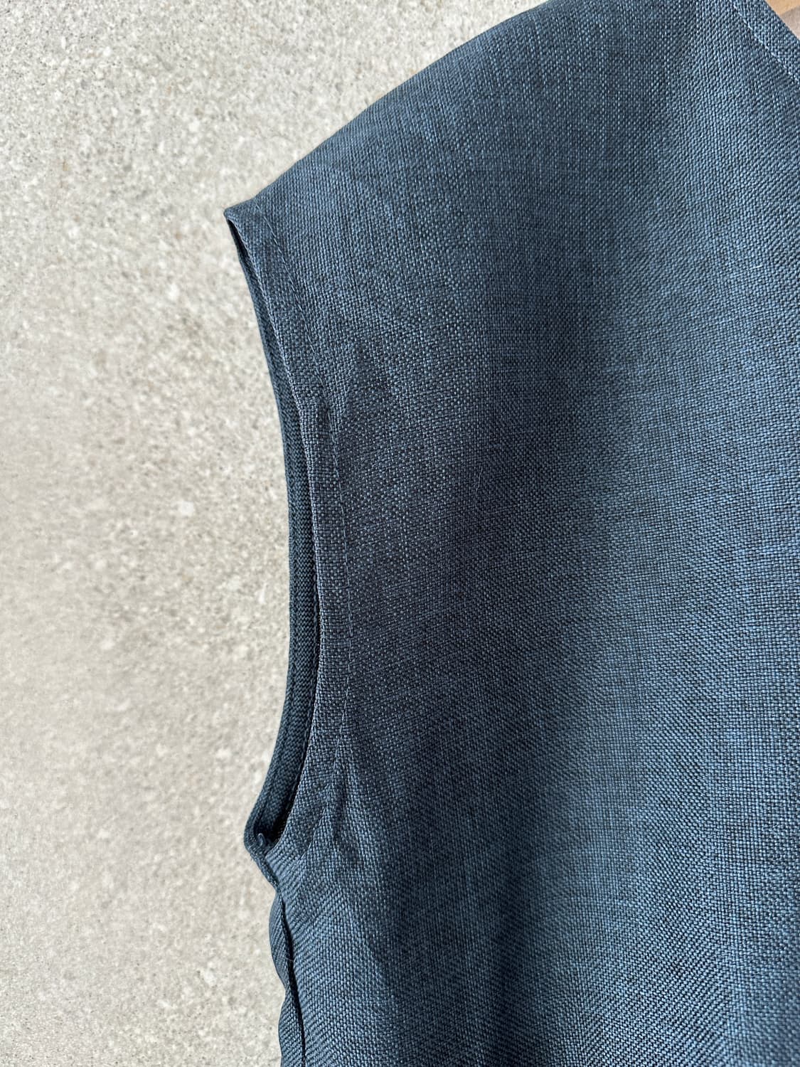 네이비색 언발란스 민소매 블라우스 상품이미지2