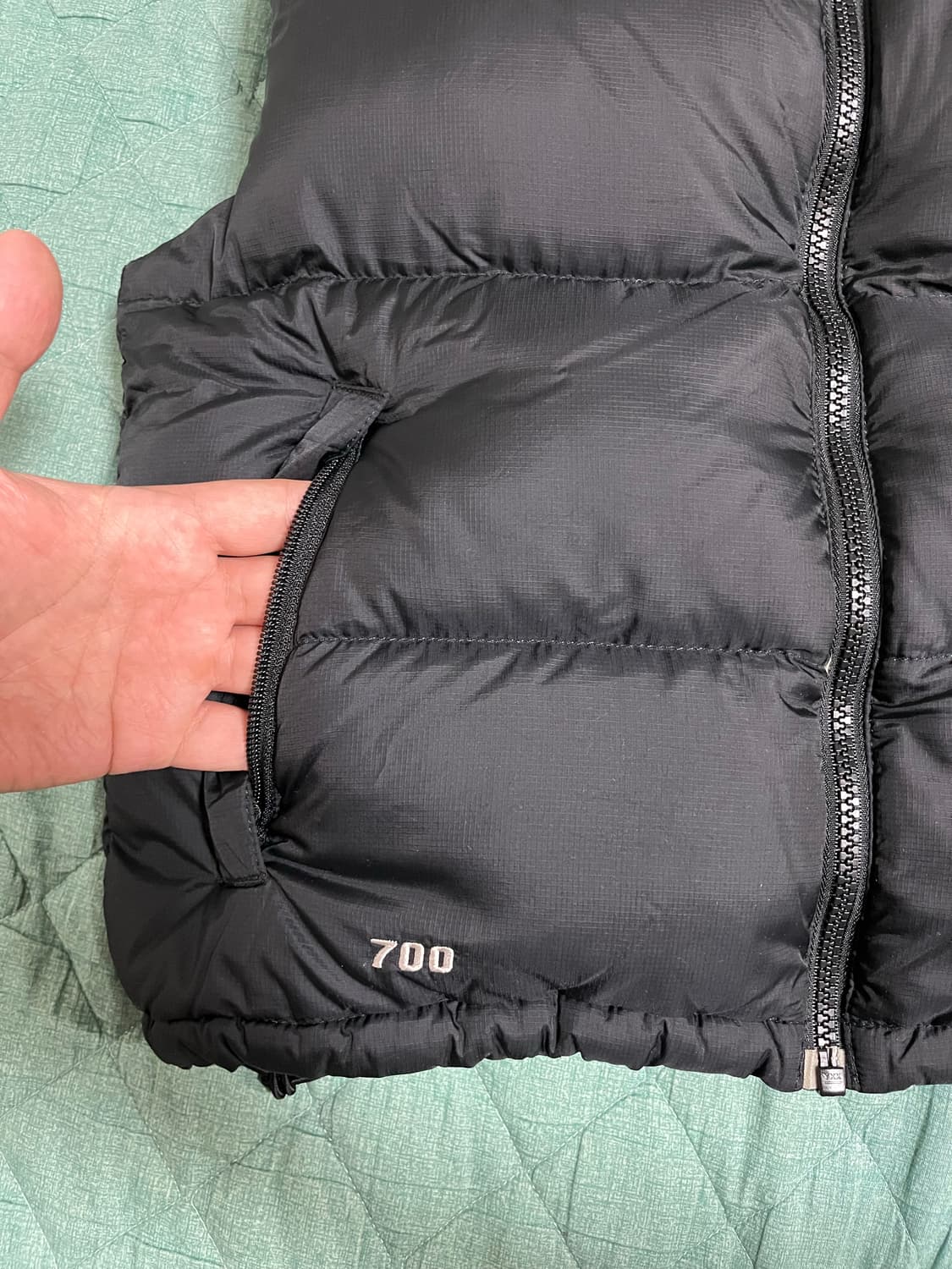 노스페이스 700 중앙로고 패딩 조끼 블랙 xs 상품이미지4
