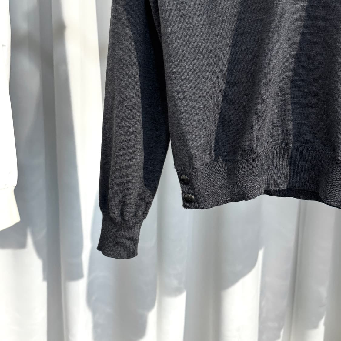 A+ / M (100) 몽클레어 브이넥 와펜 패치 니트 그레이 상품이미지3