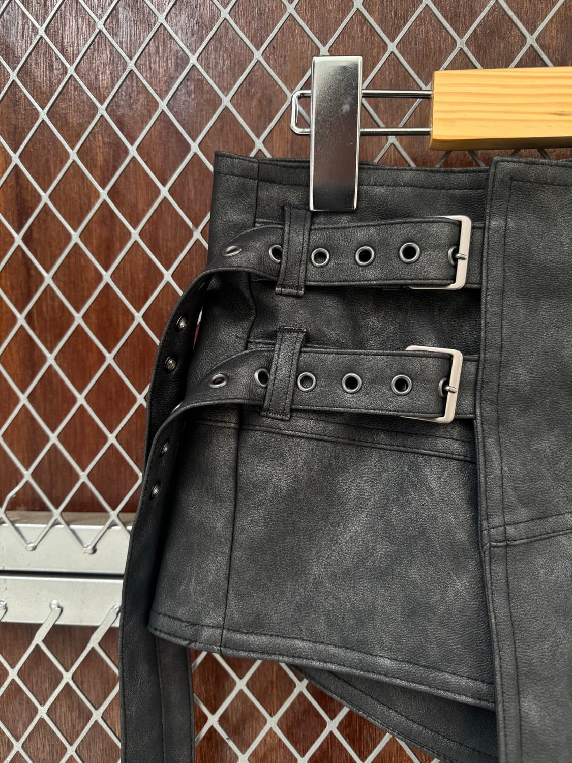 트리밍버드 레더 스트랩 벨트 디테일 레이어드 랩 스커트 다크 그레이 상품이미지10