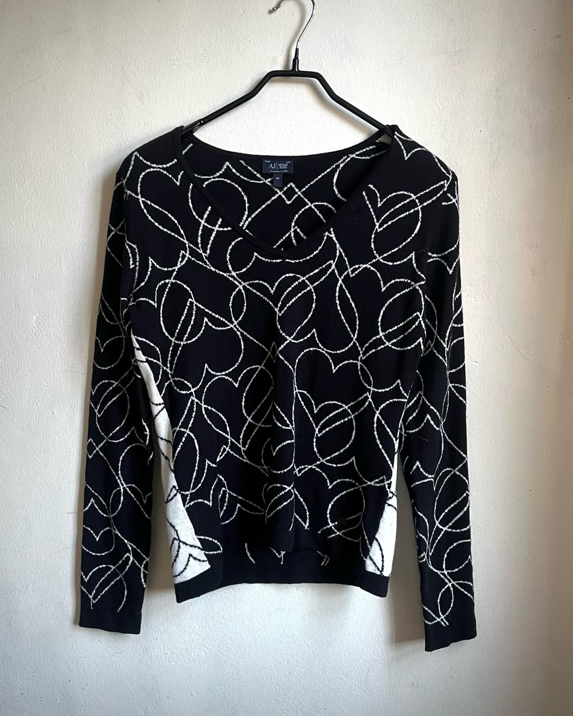 Armani Jeans Heart Pattern V-Neck Knit 상품이미지4