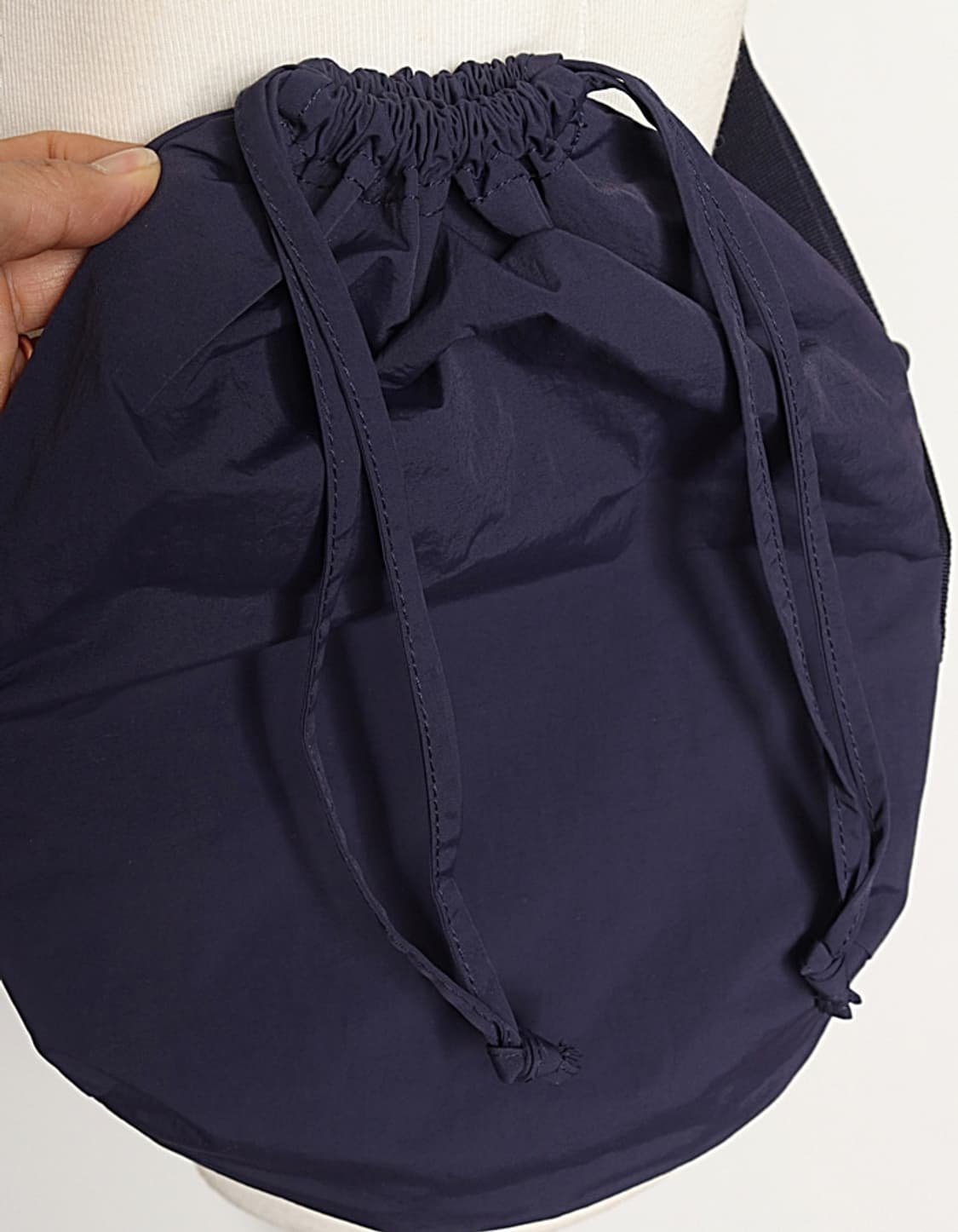 UNIQLO U Drawstring Cross Bag S 상품이미지3