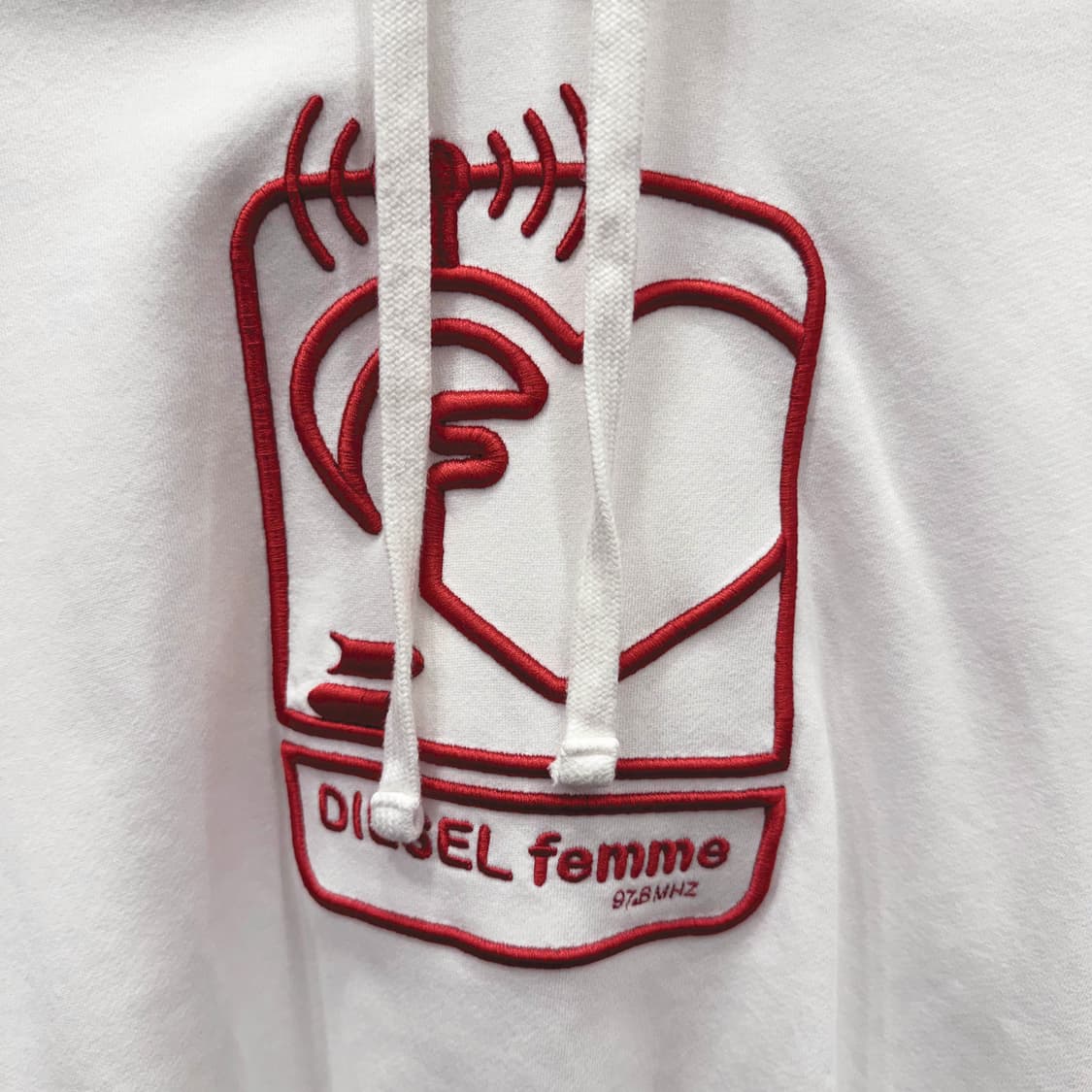 디젤 후드티 전면 레드 컬러 로고 자수 그래픽 디테일 화이트 상품이미지6