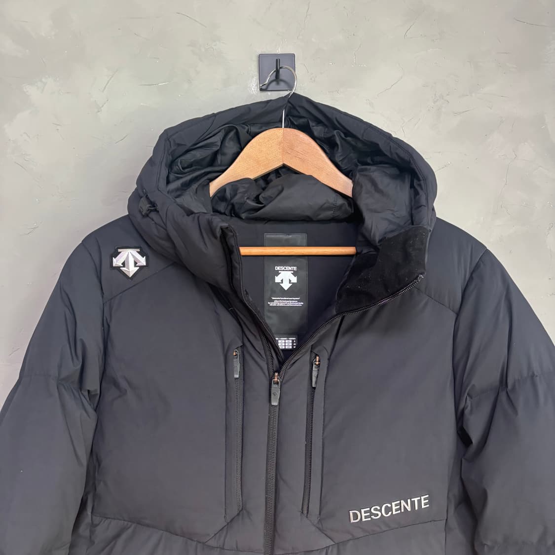 데상트 덕다운 패딩 블랙 상품이미지2