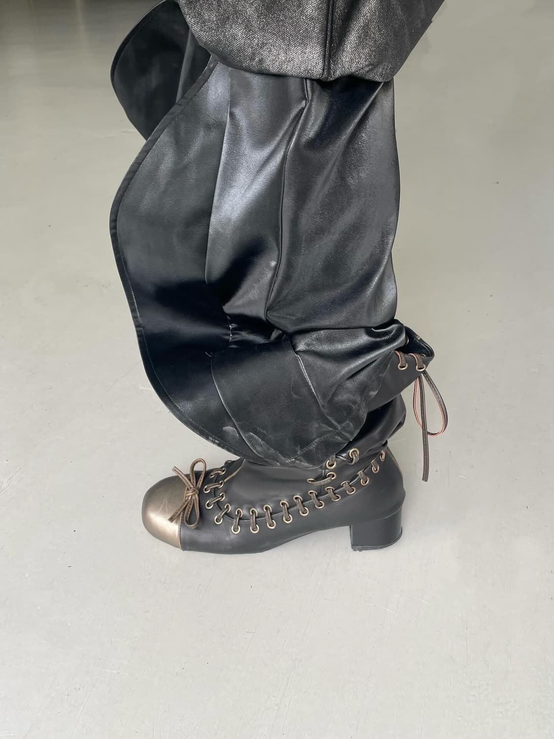 Glossy balloon leather long pants 상품이미지1