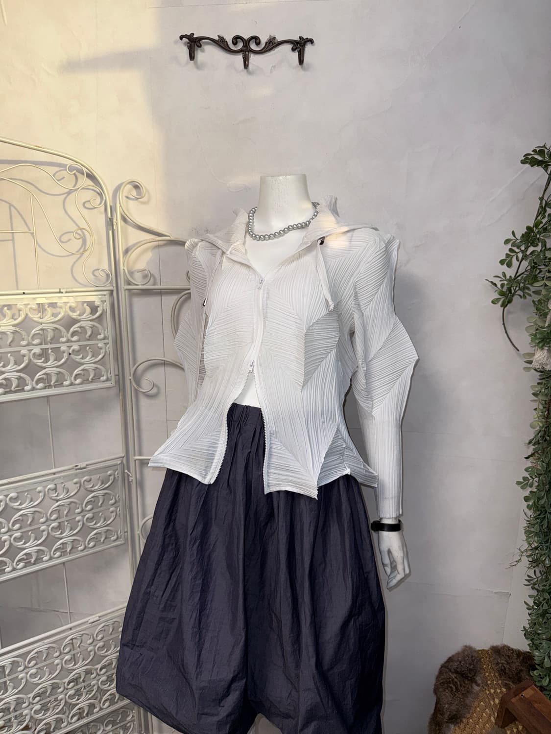 White geometric pleats two way 후드집업 상품이미지5