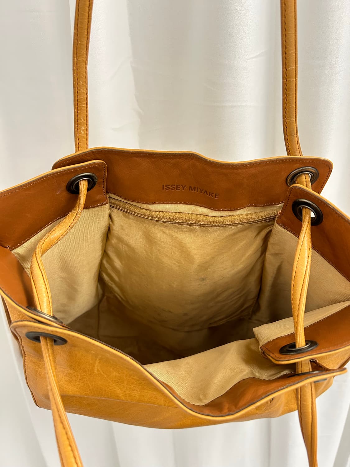 이세이 미야케 레더 플리츠 토트백 상품이미지2