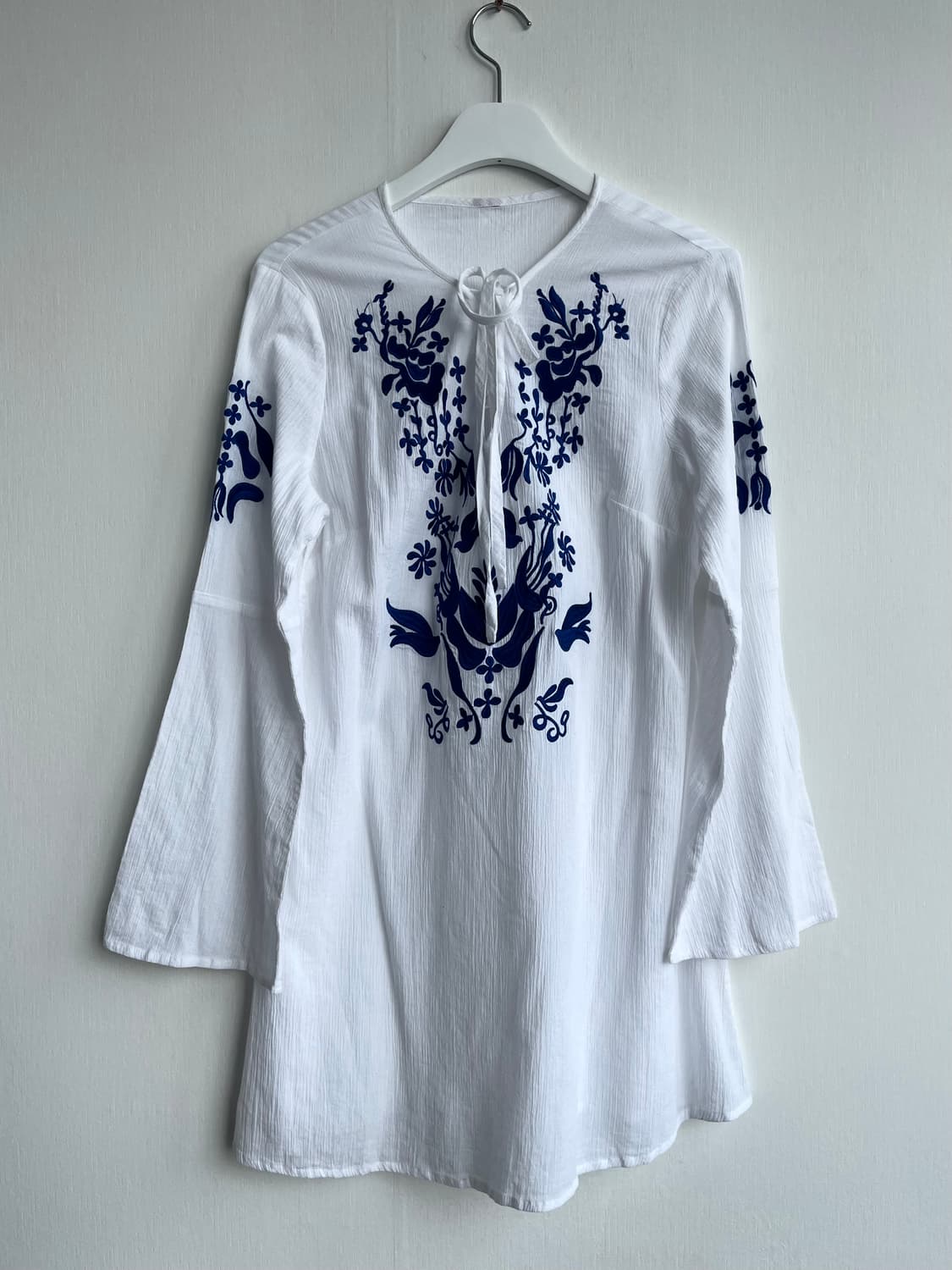 화이트 블루 에스닉 패턴 블라우스 상품이미지1