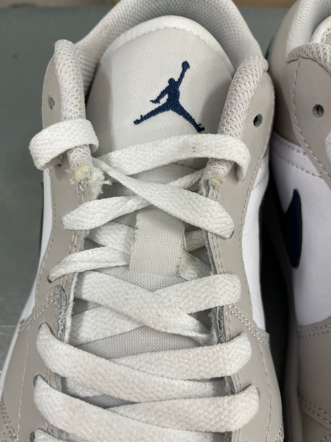 나이키 조던 1 로우 화이트 뉴트럴 그레이 285 상품이미지8