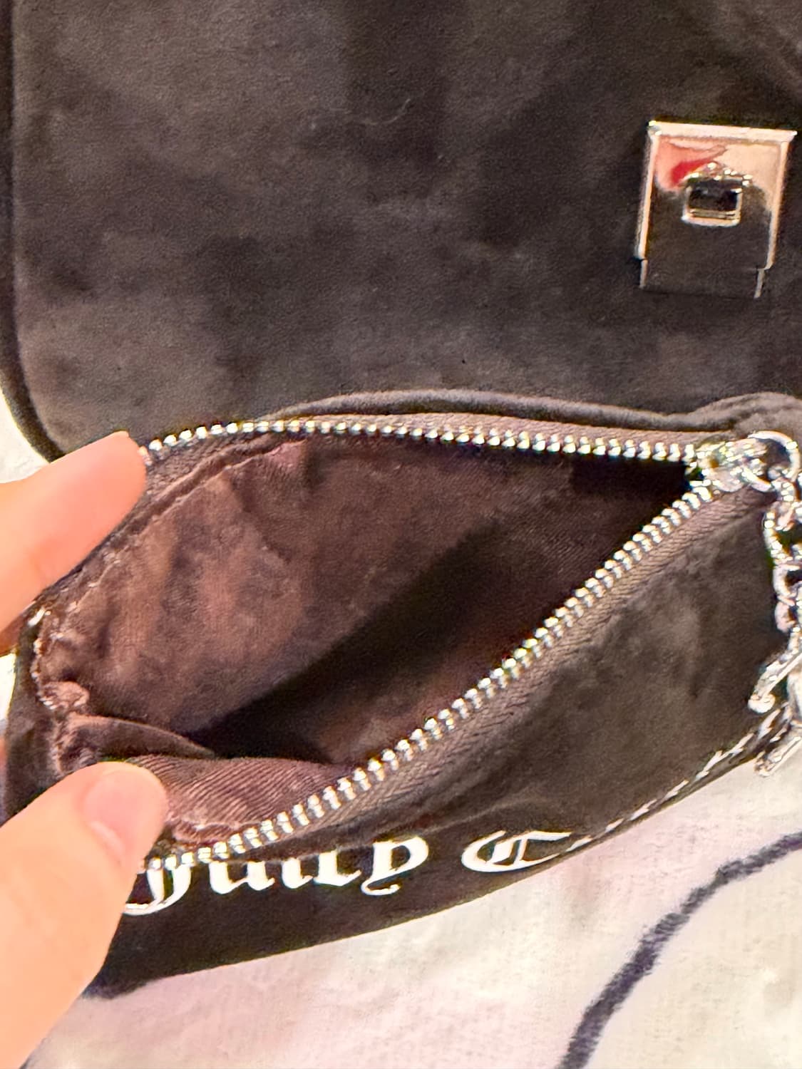 [신상✨프리뷰세일] 쥬시꾸뛰르 벨벳 스톤 체인 숄더백/크로스백 브라운 상품이미지10