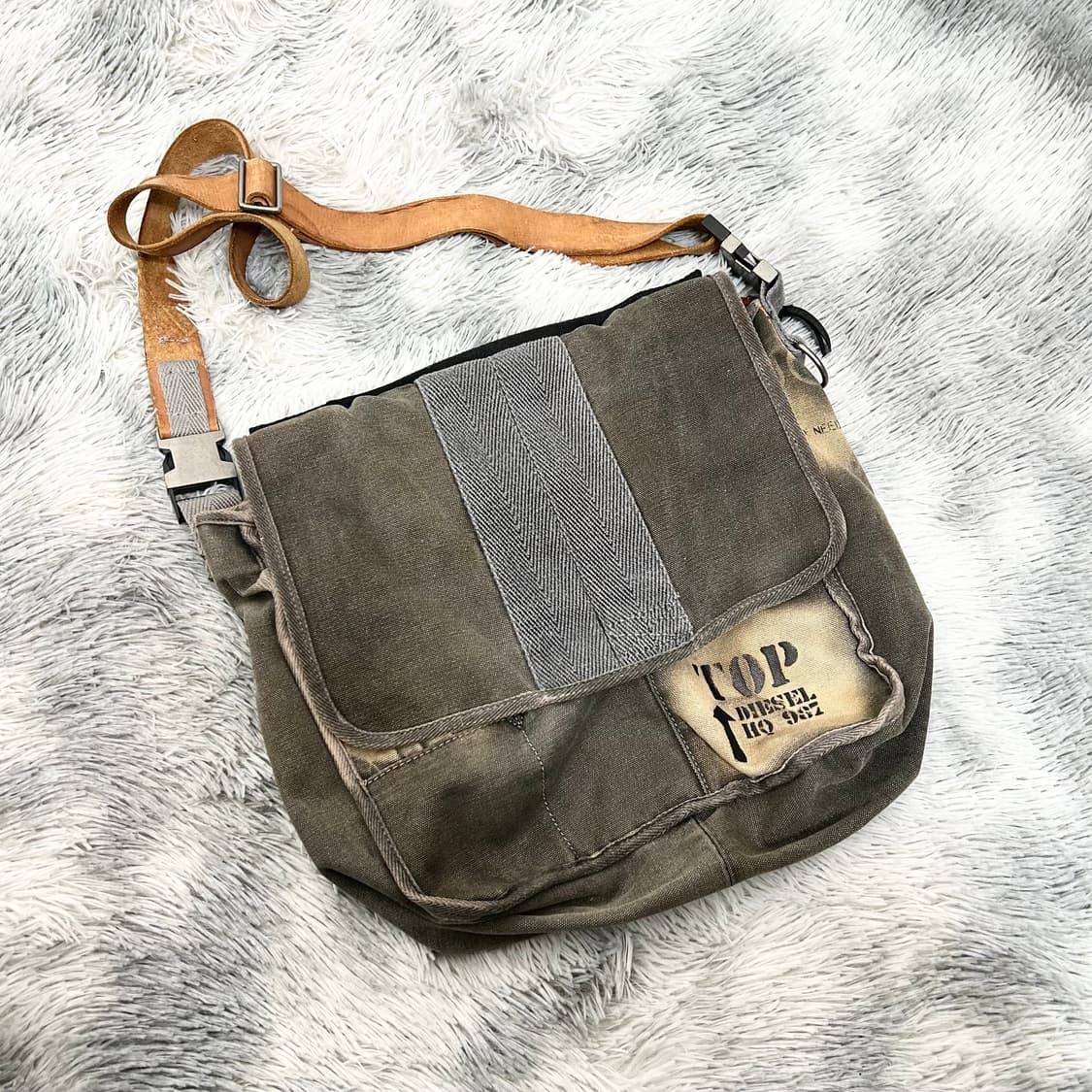 디젤 그런지 크로스백 상품이미지1