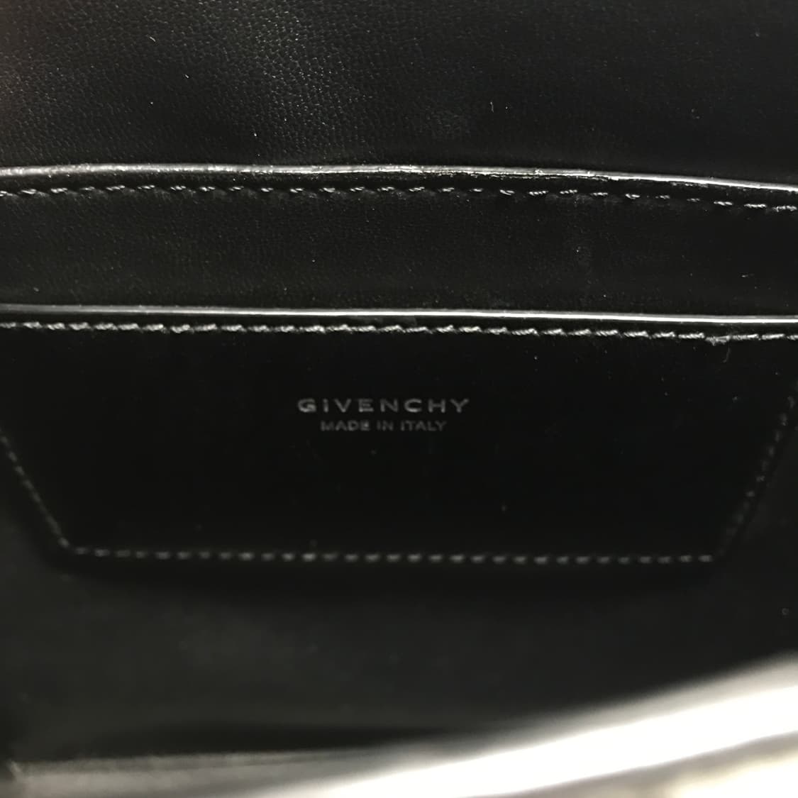 지방시 로고 레더 숄더백 블랙 상품이미지4