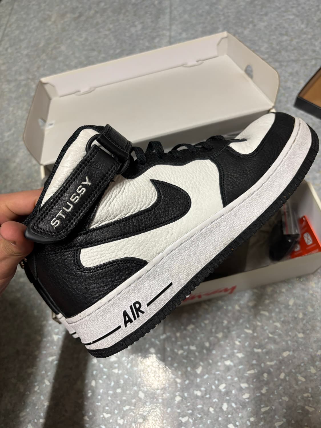 나이키 스투시 에어포스1 미드sp 블랙 앤 라이트 본 상품이미지3