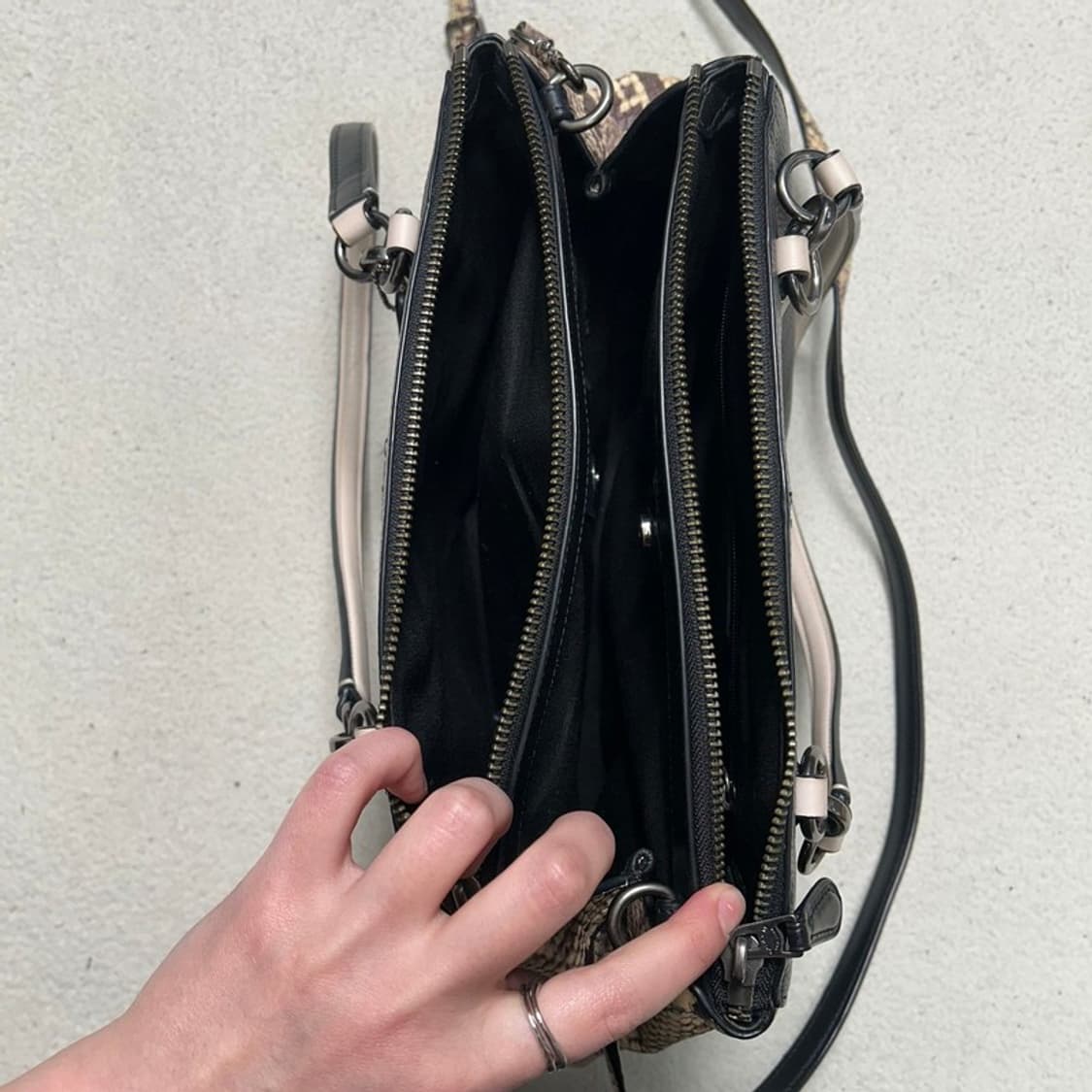 코치 스몰 크리스티 캐리올 숄더백 상품이미지5