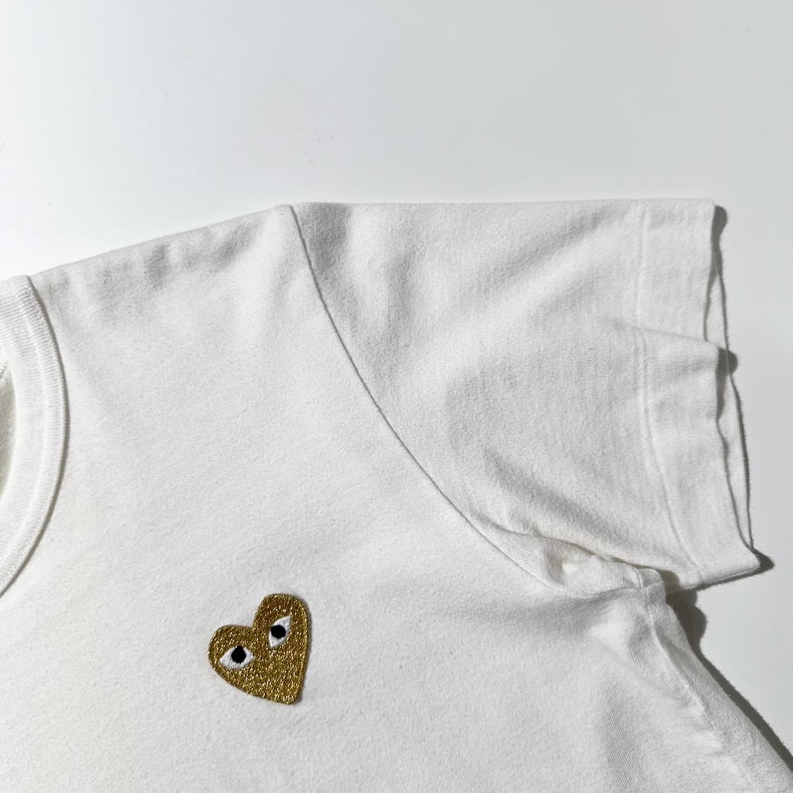 꼼데가르송 플레이 골드 하트 와펜 반팔 티셔츠 상품이미지5