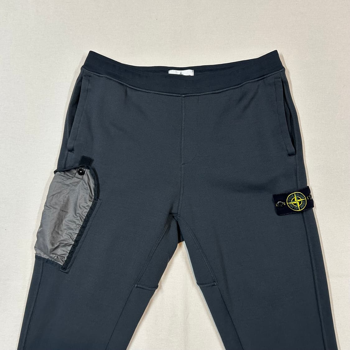 L) 스톤아일랜드 나일론 메탈릭 포켓 트레이닝 조거 팬츠 상품이미지2