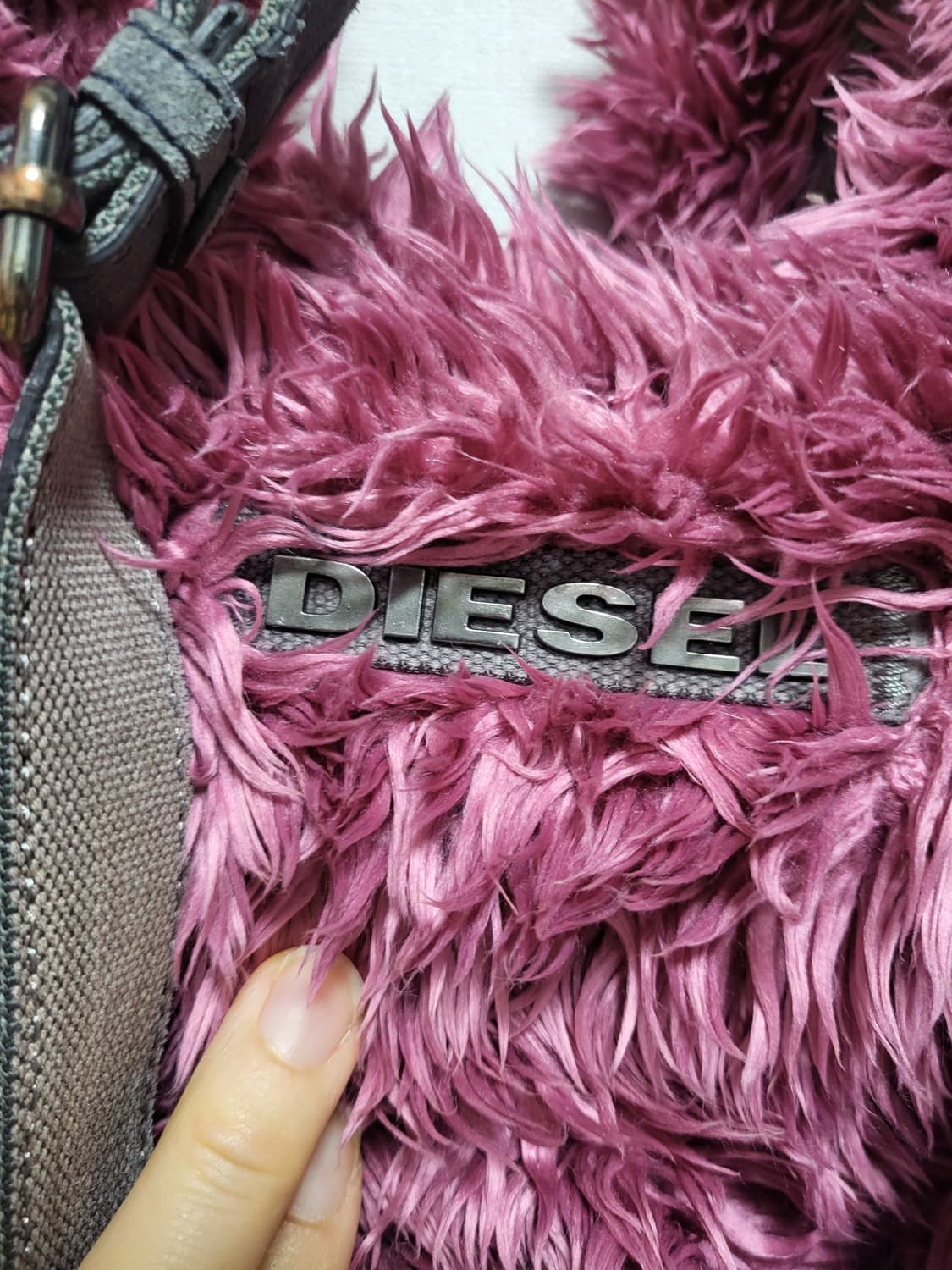 디젤(Diesel) 브랜드의 샤기 페이크 퍼 토드겸숄더백입니다 상품이미지8