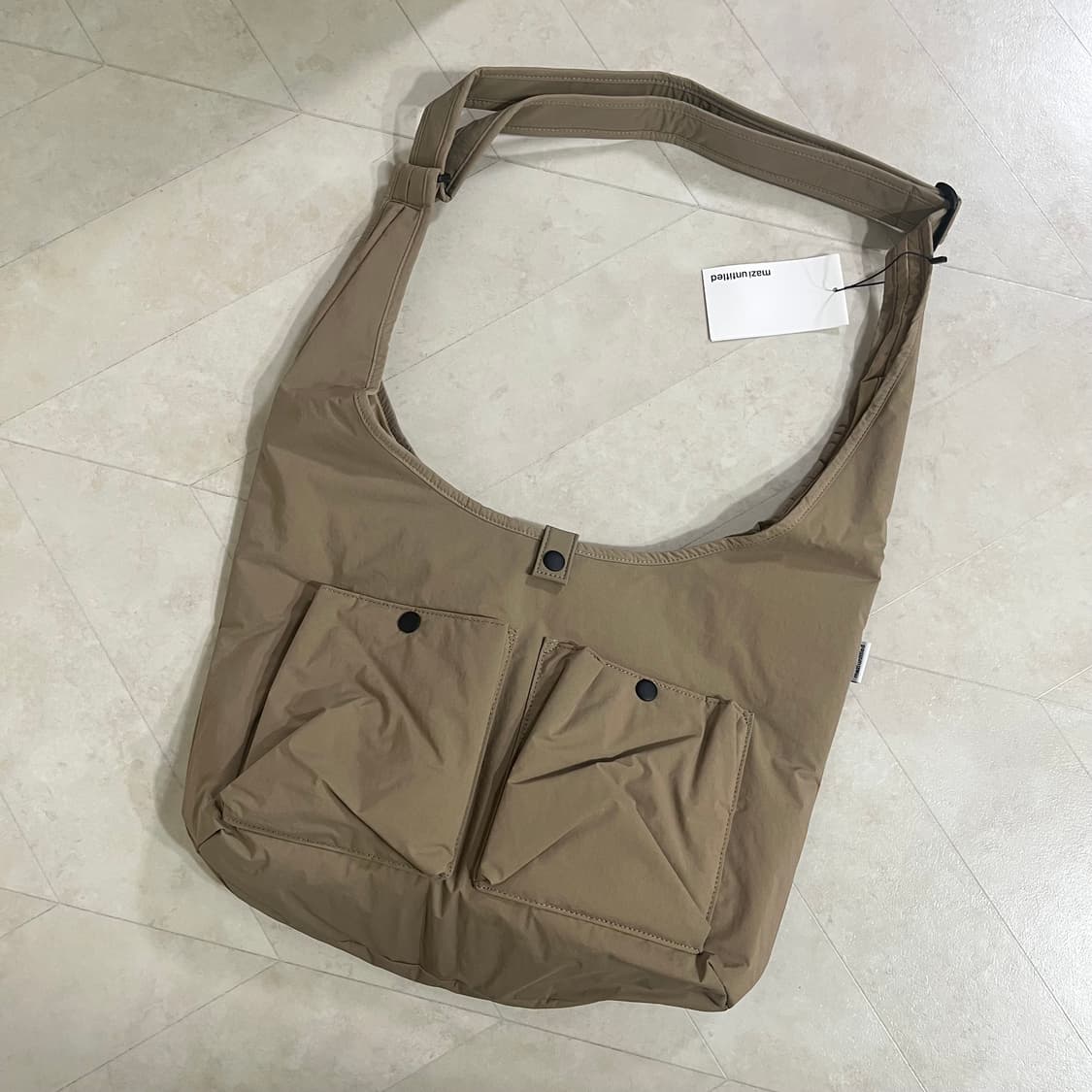 새상품)마지언타이틀 패디드 보어 크로스백 베이지 상품이미지1