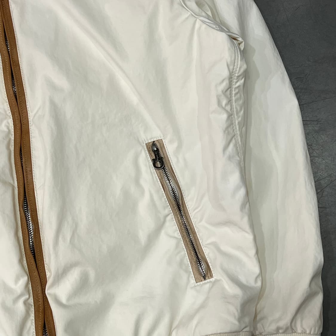  페레가모 레더 디테일 봄버 자켓 y14742 상품이미지4