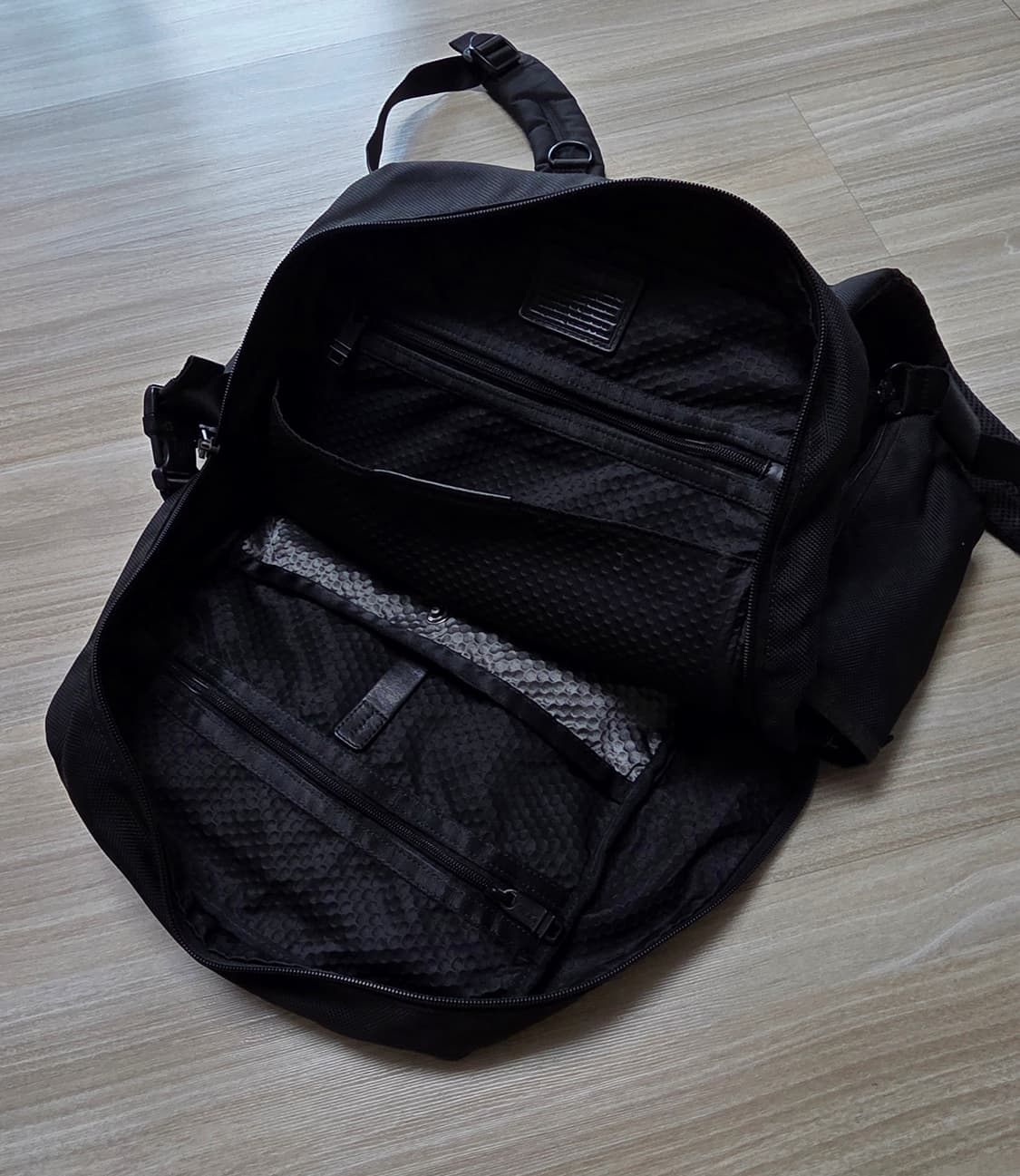 투미 르준 올 블랙 백팩 상품이미지3