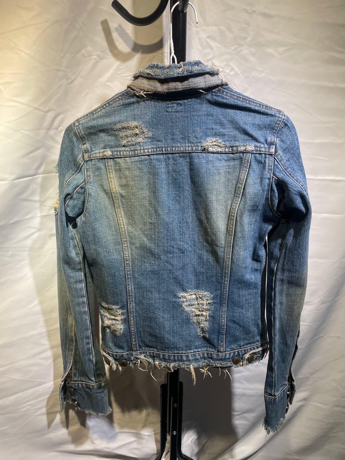 L.G.B MUDWASHED DENIM TRUCKER 상품이미지4