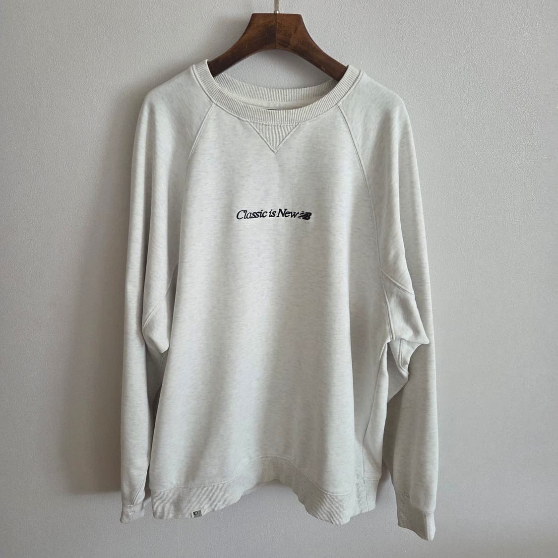 뉴발란스 맨투맨 Classic is New 아이보리 L 상품이미지1