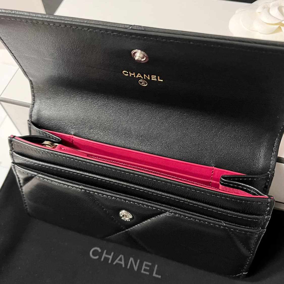 [새상품/풀박스] 샤넬 19램스킨 플랩 중지갑 실버 AP0953 상품이미지5