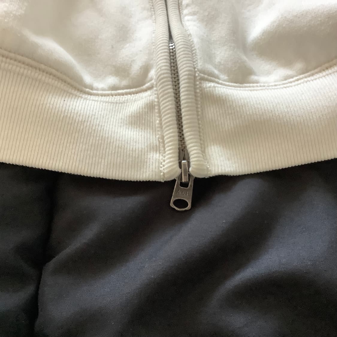 아베크롬비 패치 자수 로고 후드집업 화이트 상품이미지5