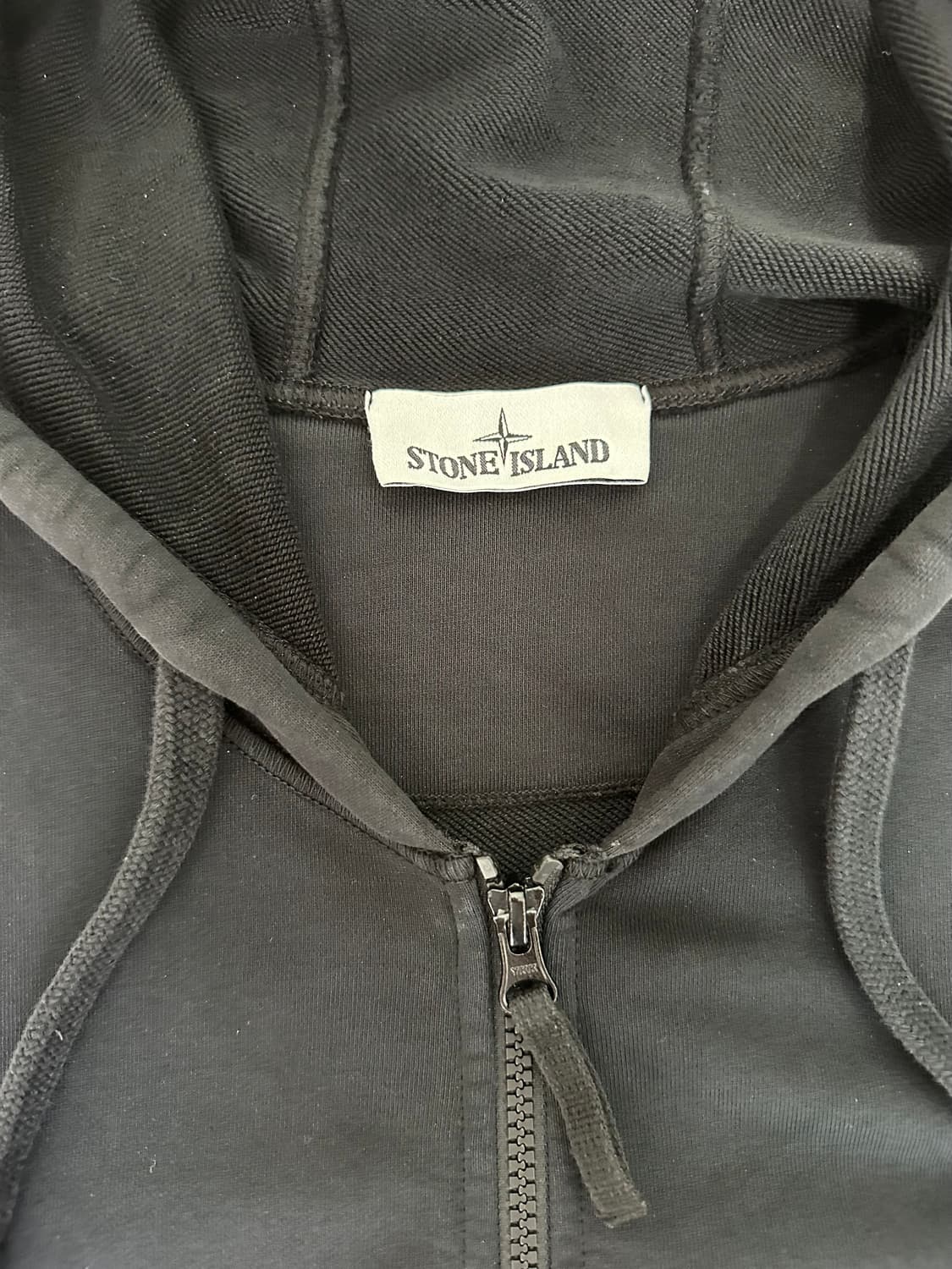 스톤 아일랜드 후드 집업 블랙 - 25FW 상품이미지2