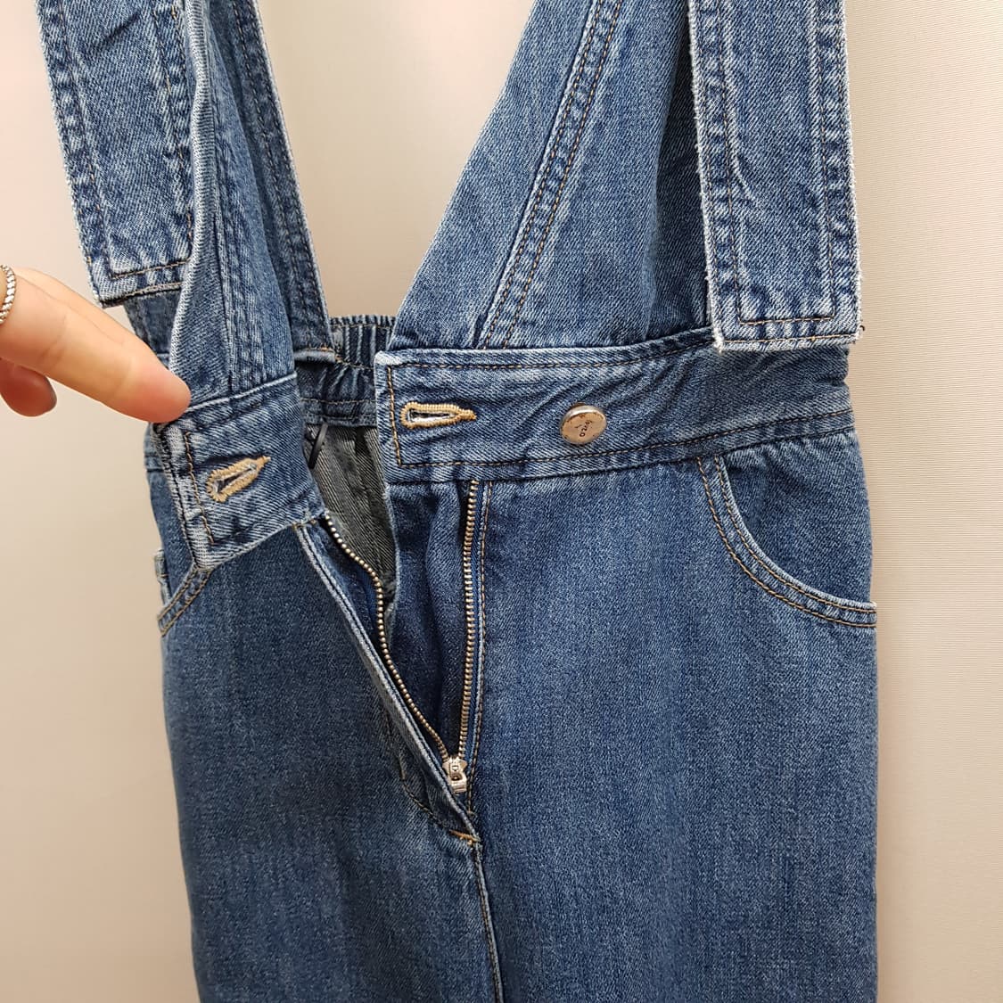 오즈세컨 O2nd  페인팅 디테일 데님 멜빵 점프슈트  76-90-155 상품이미지6