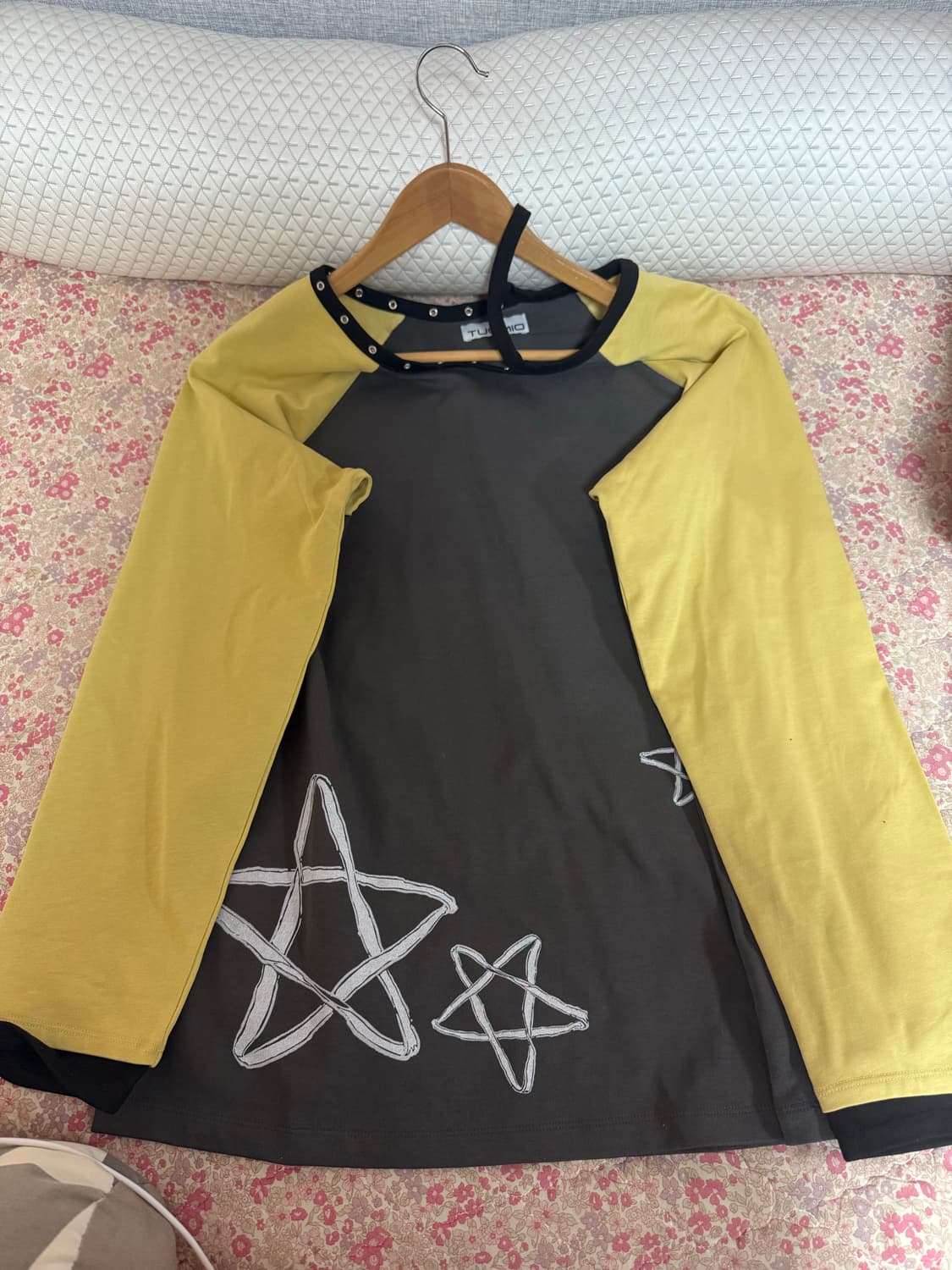 뚜오미오 컷아웃 스타 롱 슬리브 티셔츠 차콜 상품이미지3